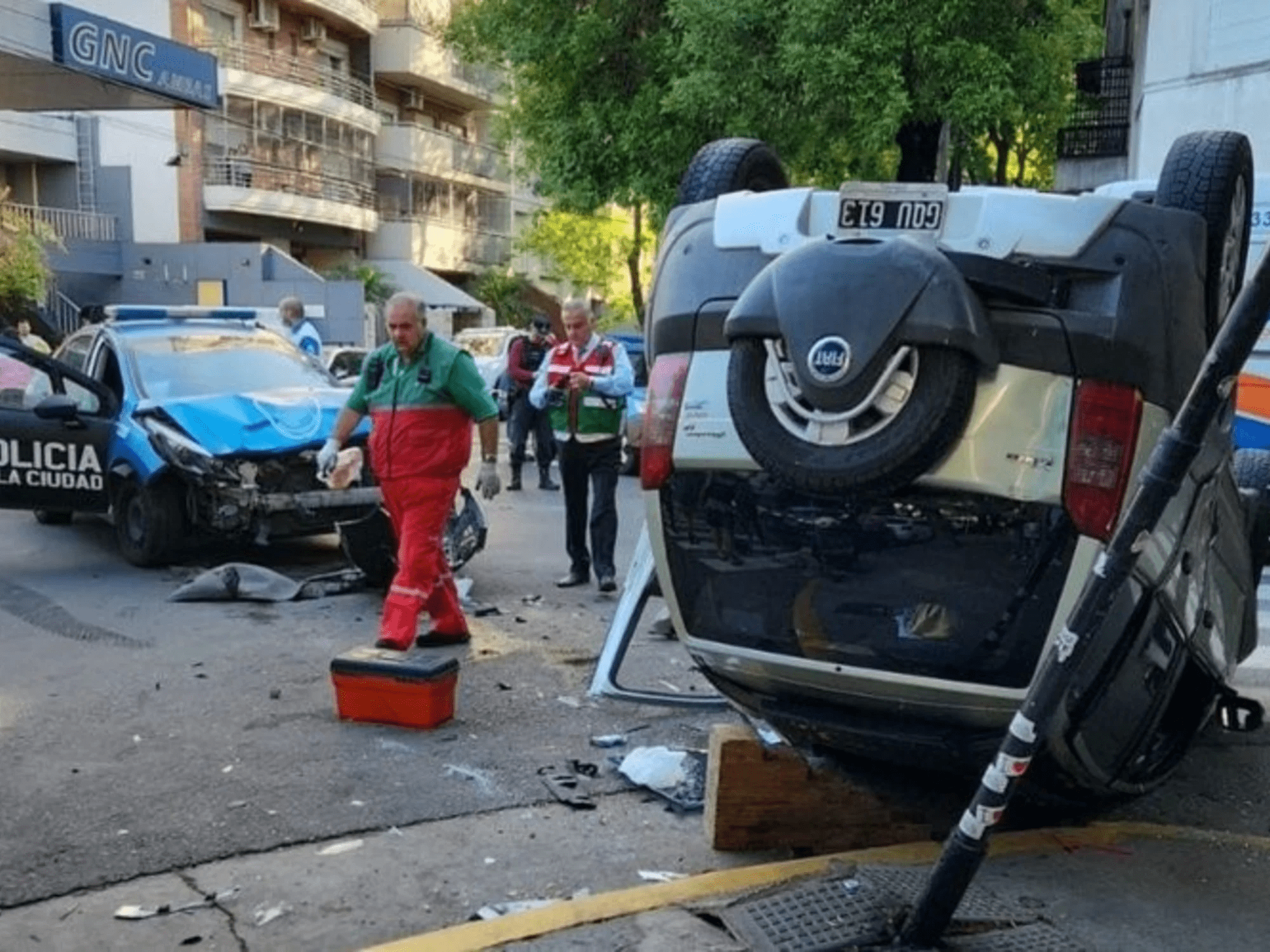 Choque auto y patrullero