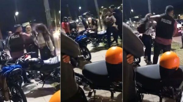Policia golpea a motociclista
