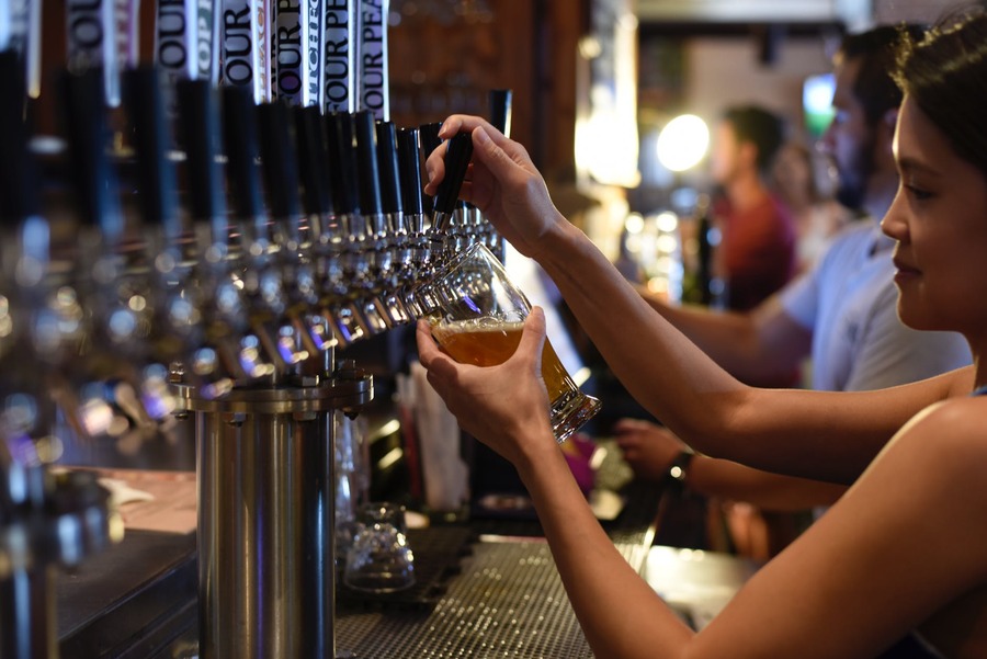 Cerveza barwoman