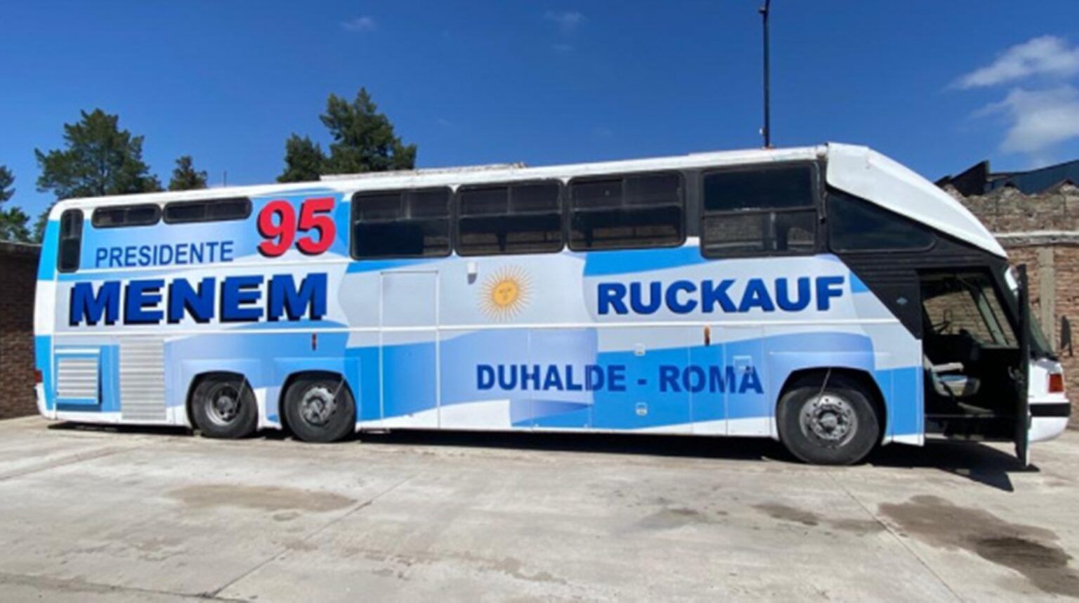 El fin de una era: hoy rematan el "menemóvil"