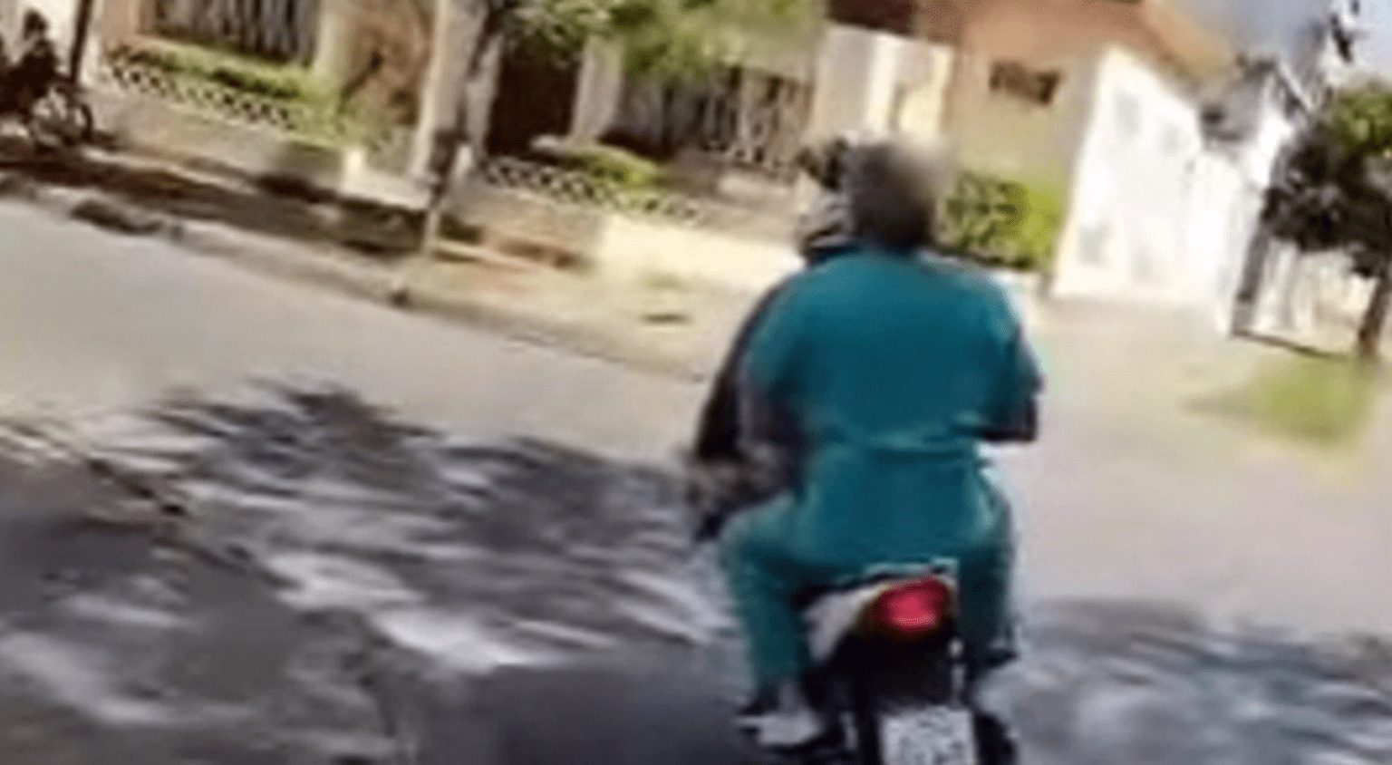 ¡insólito! Una ambulancia se olvidó del médico y un motoquero tuvo que llevarlo al hospital