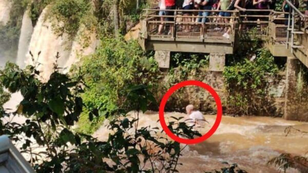 turista-cae-cataratas-iguazu