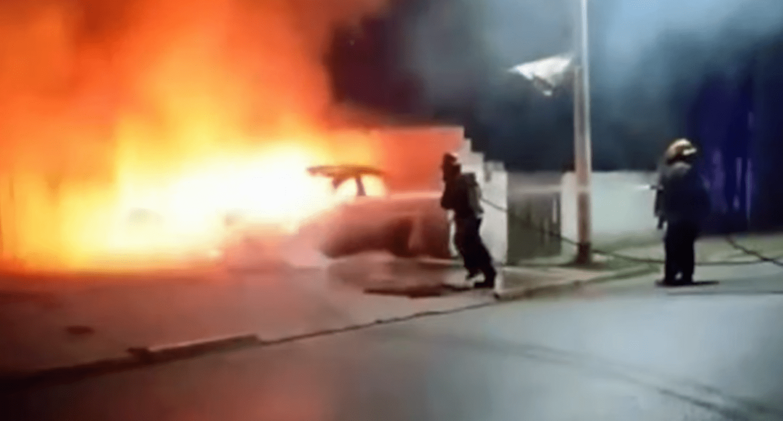 Mar de ajó: impresionante incendio de dos autos que se hallaban en un taller