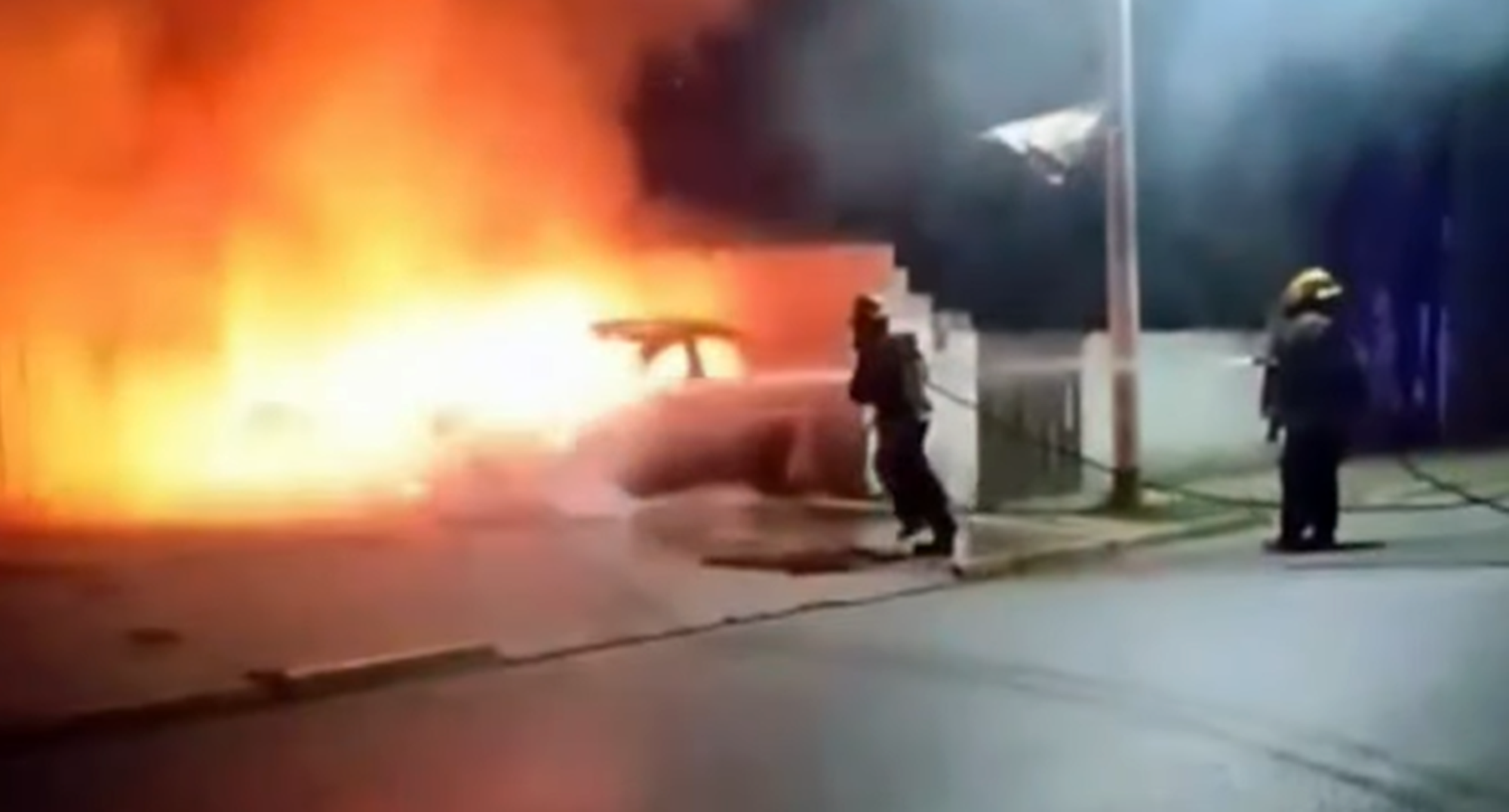 Mar de ajó: impresionante incendio de dos autos que se hallaban en un taller