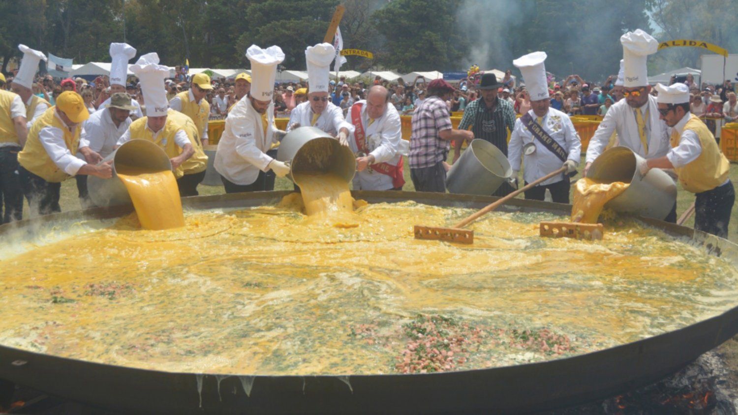Pigue-prepara-la-omelette-mas-grande-del-mundo