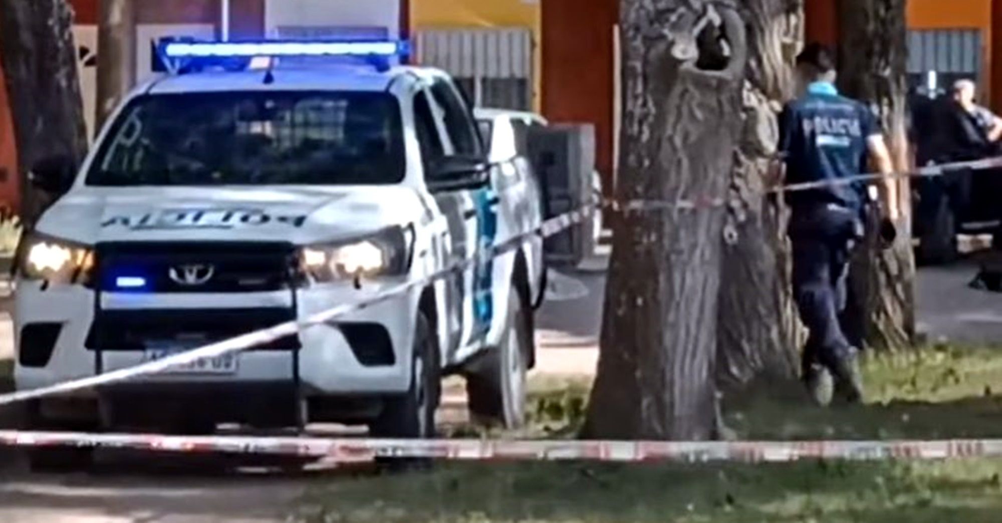 Mar de ajó: en una plaza céntrica encuentran un joven sin vida