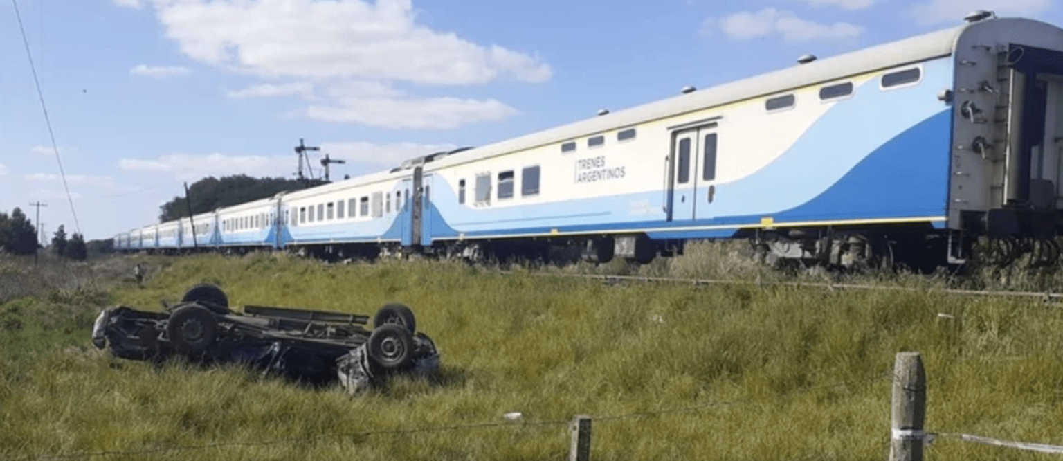 Tragedia en la ruta 2: el tren embistió un auto y hay un muerto