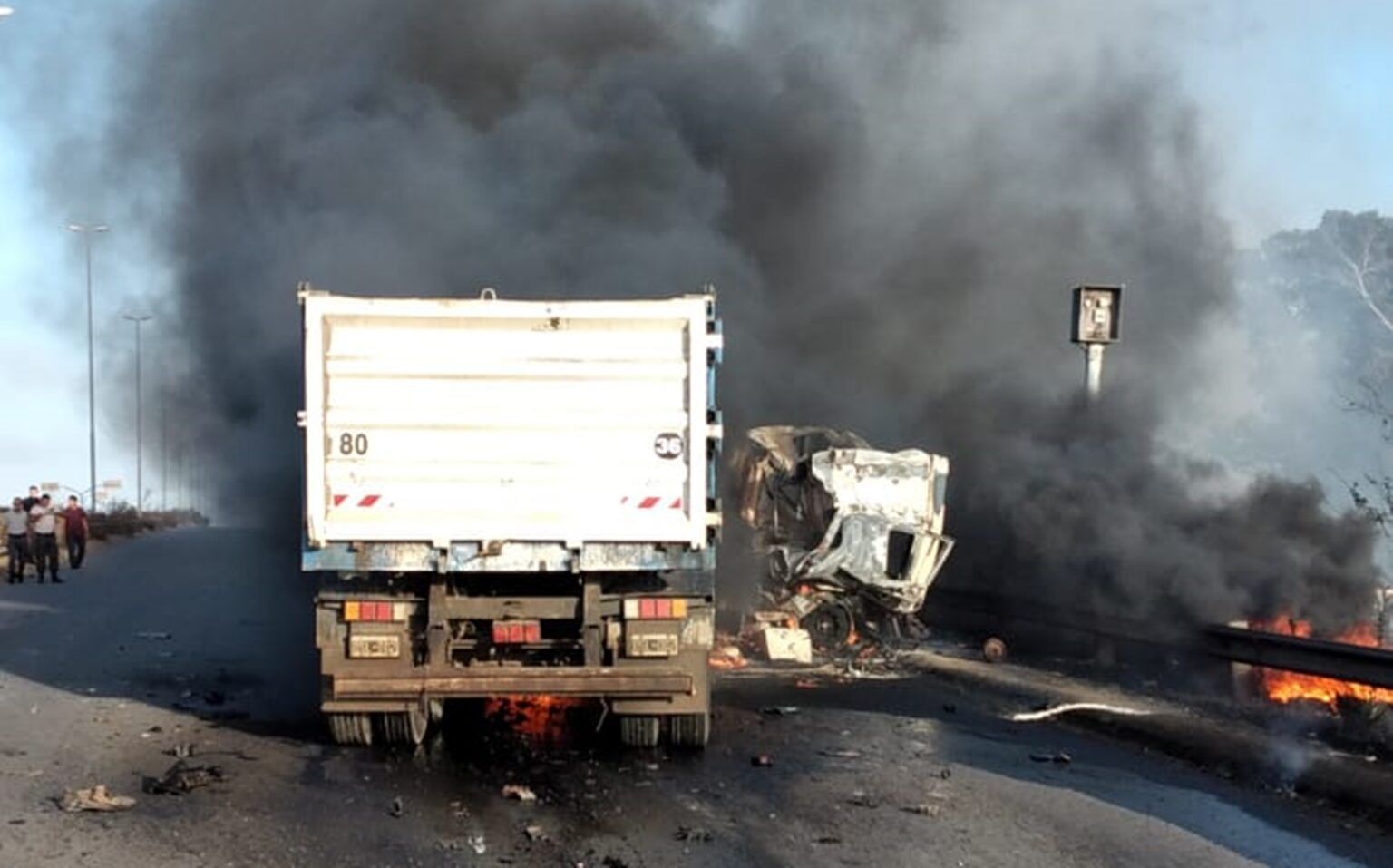 Fuerte accidente en ruta 6: chocaron 2 camiones y uno se incendió