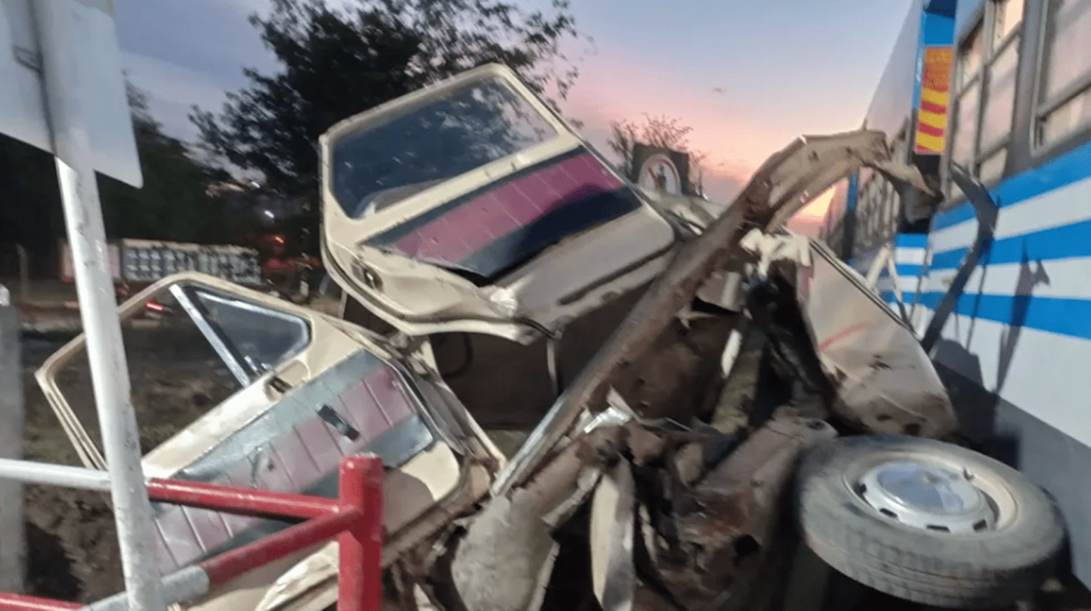 Un tren arrolló un auto en cañuelas y su conductor se salvó de milagro