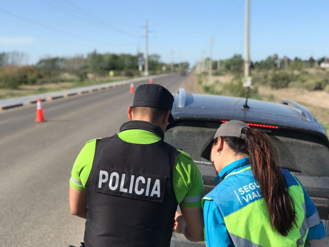 Documentos obligatorios para viajar en auto en 2026: qué te pueden pedir en un control 2 Control vehicular en una ruta y documentación obligatoria para circular
