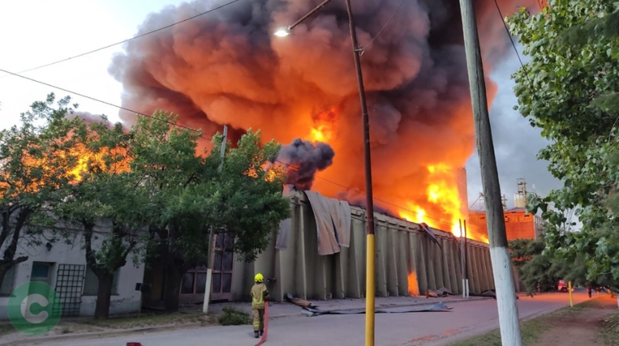 Varias dotaciones de bomberos combaten un voraz incendio en molino cañuelas