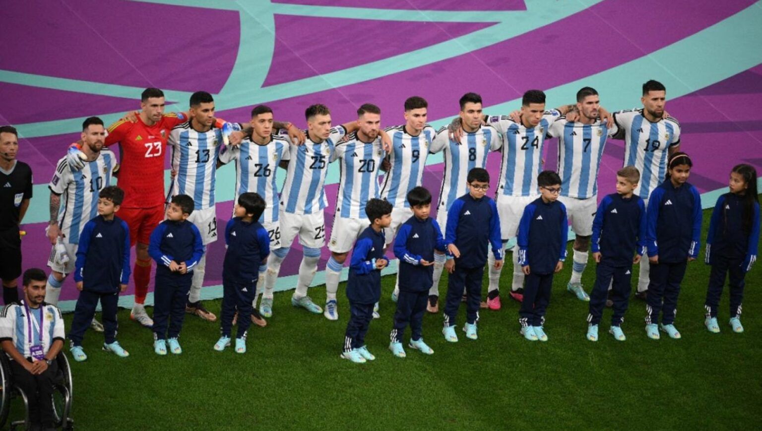 Los canales de tv emitirán a la 0 hora el himno cantado por la selección