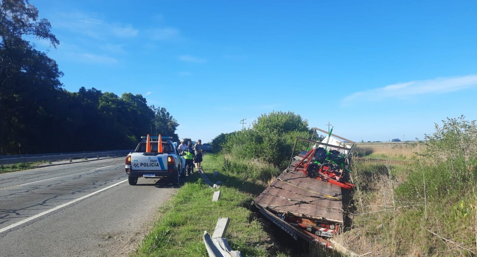 Accidente en ruta 2: un camión despistó entre castelli y lezama