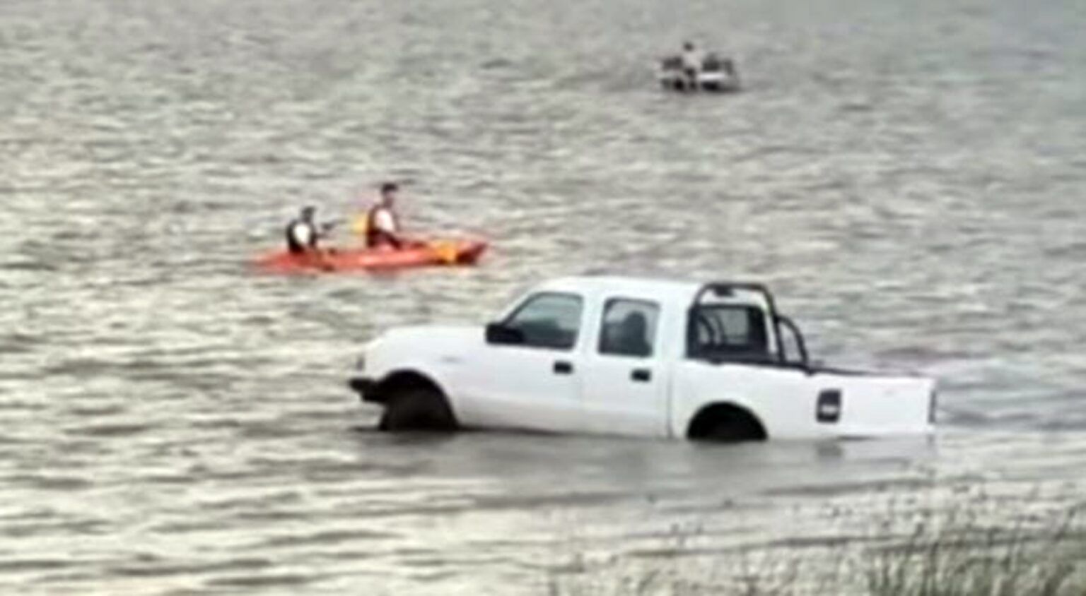 ¡insólito! Una camioneta apareció en medio de la laguna de chascomús