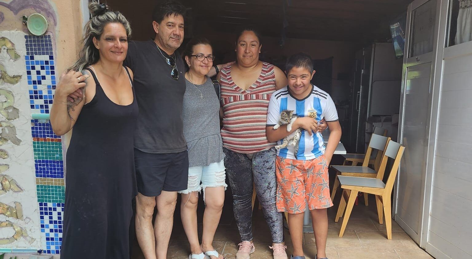 Graciela y silvino; los padres de fernando, donaron alimentos a un merendero de dolores
