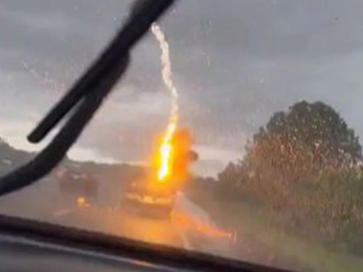 Rayo cayó sobre una camioneta en la ruta