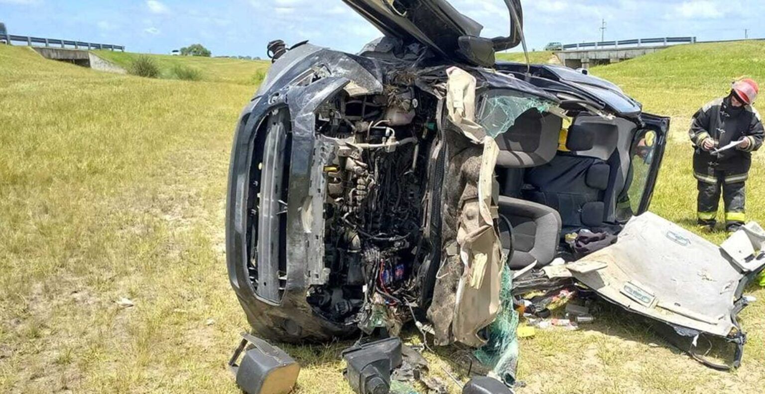 Fuerte accidente en ruta 2: cinco heridos al volcar un auto