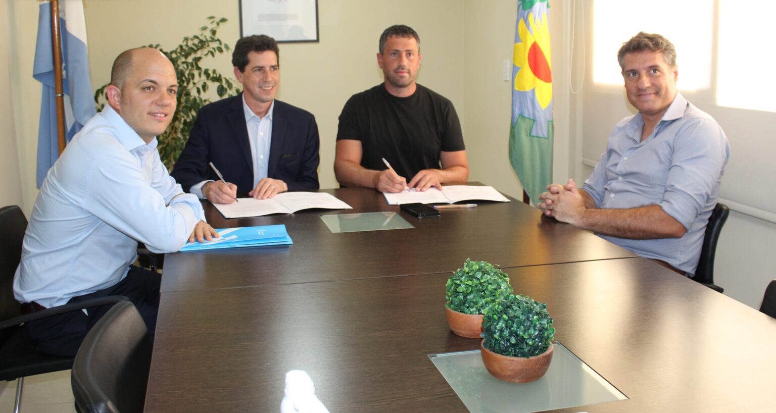 Pila: con la presencia de wado de pedro se firmó el convenio "municipios de pie"