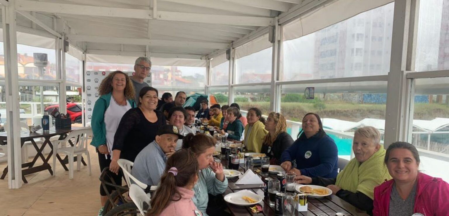 Integrantes de un taller protegido de lezama visitaron la playa integrada de villa gesell