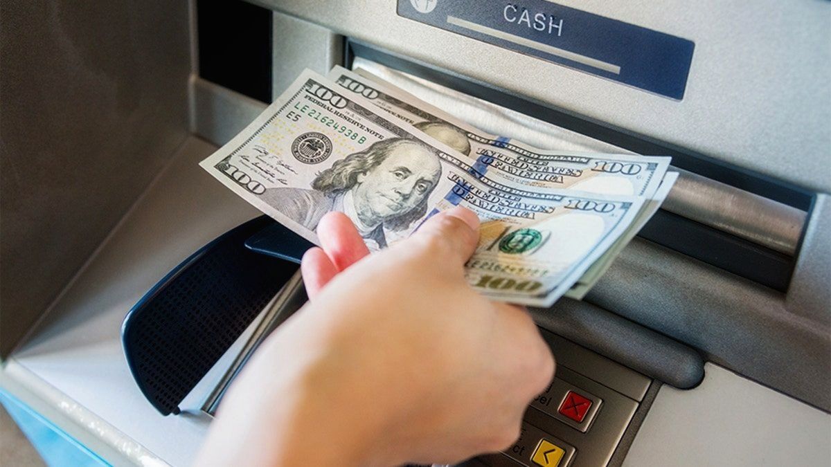 extraer-dolares-cajero-automatico-banco-argentina