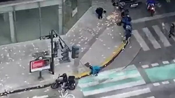 Lluvia de billetes en plena calle