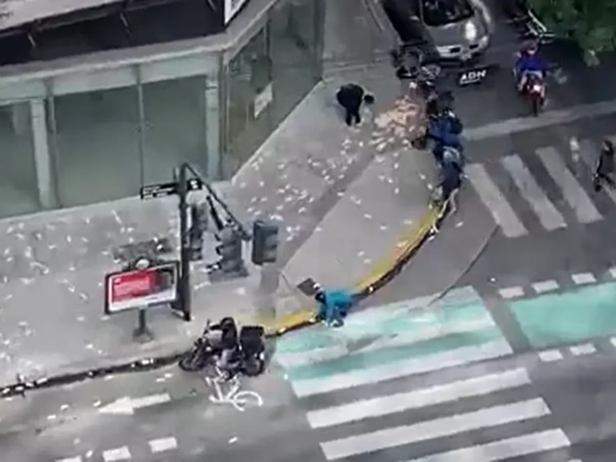 Lluvia de billetes en plena calle