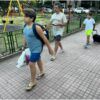 Chicos a la escuela en malla