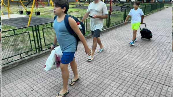 Chicos a la escuela en malla