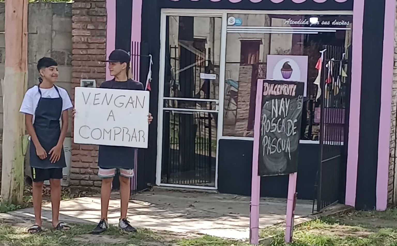 Hijo ayudó a su mamá a vender en argentina