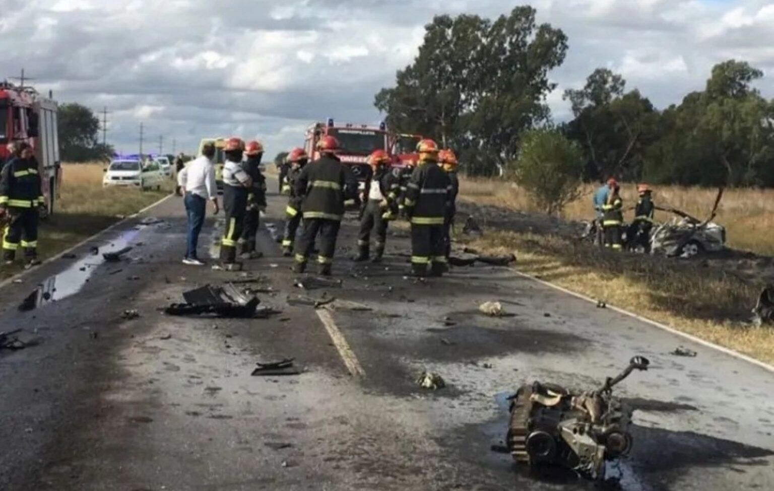 Fatal accidente en ruta 65: un muerto tras choque y vuelco de un camión y un auto que se incendió