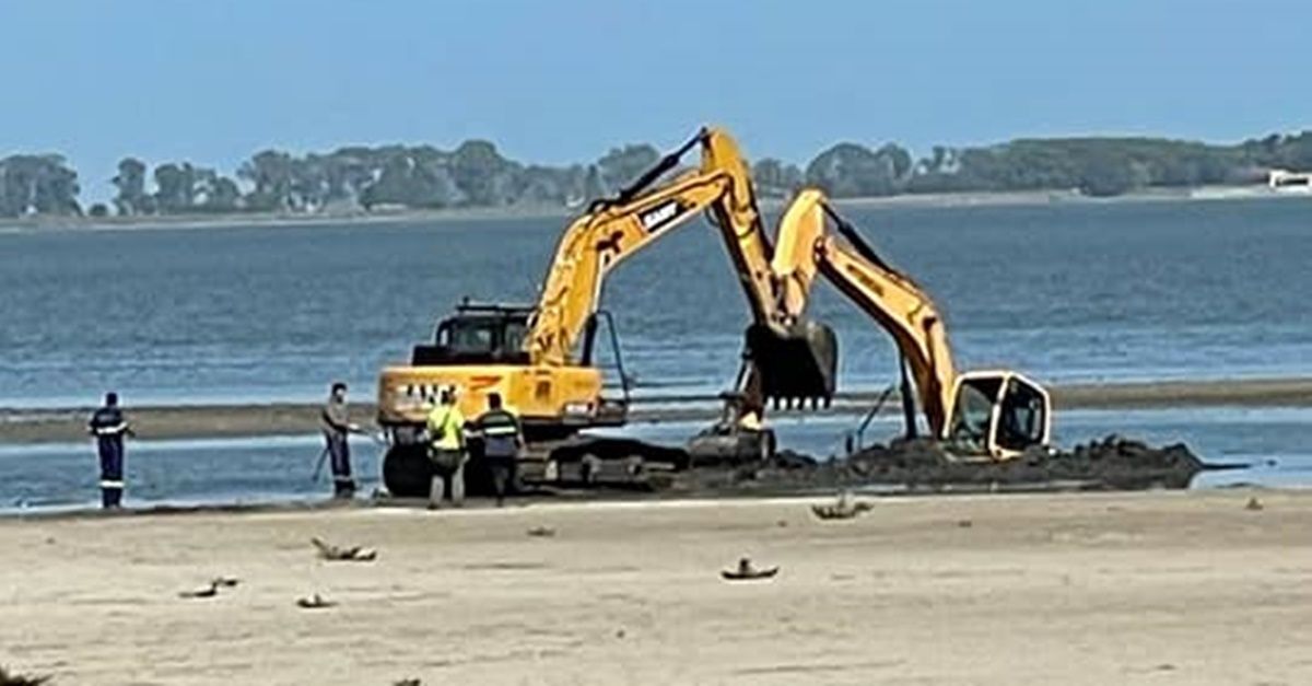 Chascomús: ayer fue una mujer; hoy, ¡una retro-excavadora municipal quedó enterrada en la laguna!
