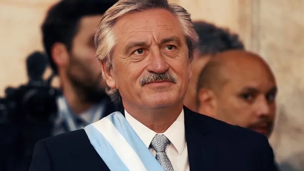 Robert De Niro personificando al presidente Alberto Fernández