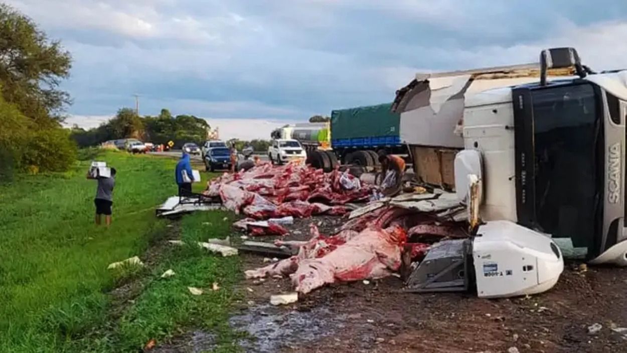 Saqueo camión frigorífico accidentado