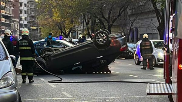 Chocó, volcó y escapó dejando a su pareja en el auto