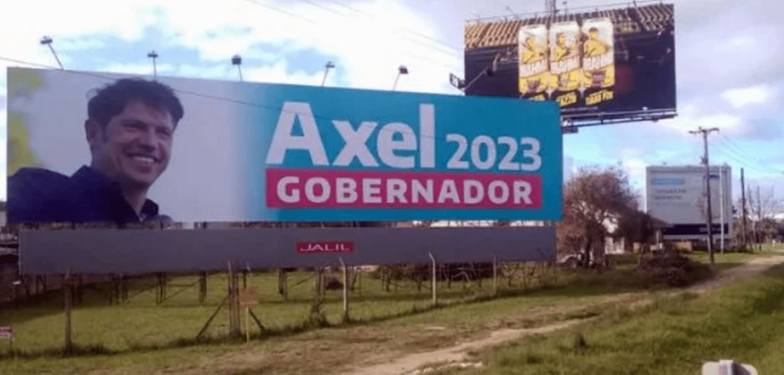 Elecciones 2023: en rutas bonaerenses aparecen carteles con la leyenda "axel gobernador 2023"