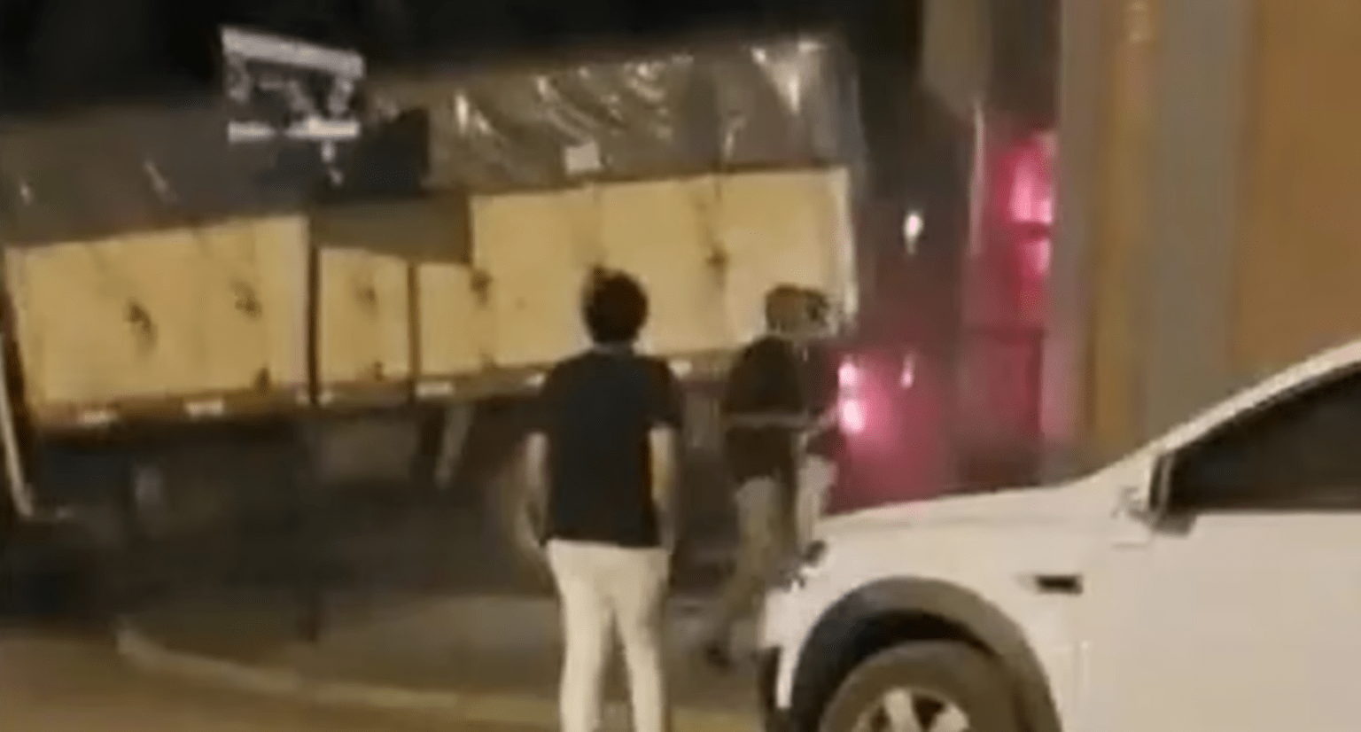 Se enojó por el precio del whisky y chocó su camión contra el boliche