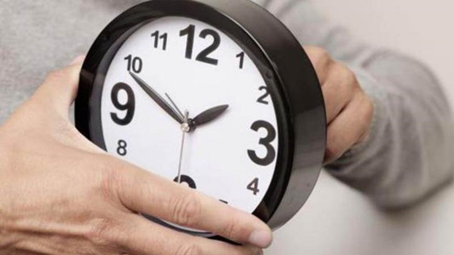Proponen atrasar una hora los relojes y se renueva la polémica