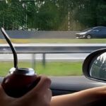 tomar-mate-al-conducir-multa