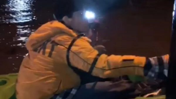 Kayak rescata colectivo inundado en Mar del Plata