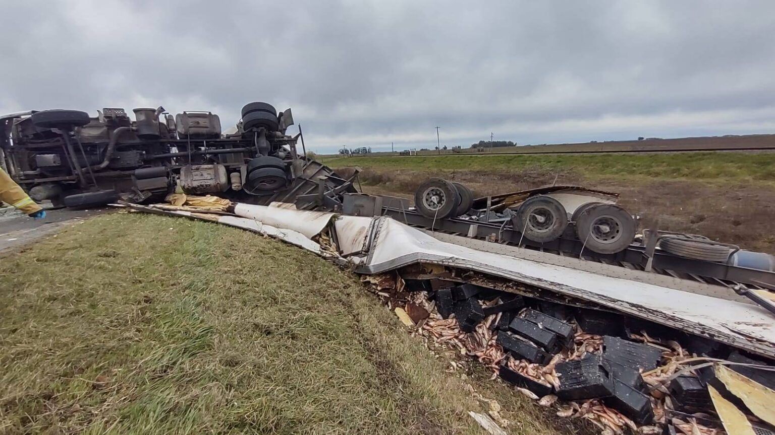 Accidente en ruta 2: volcó camión cargado de pescado cerca de general pirán