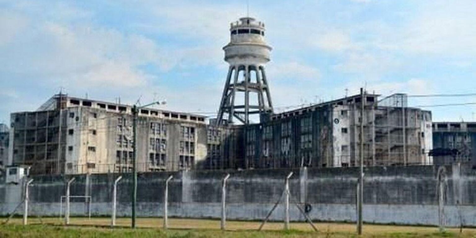 Un preso cortó un alambrado y escapó de la cárcel de olmos