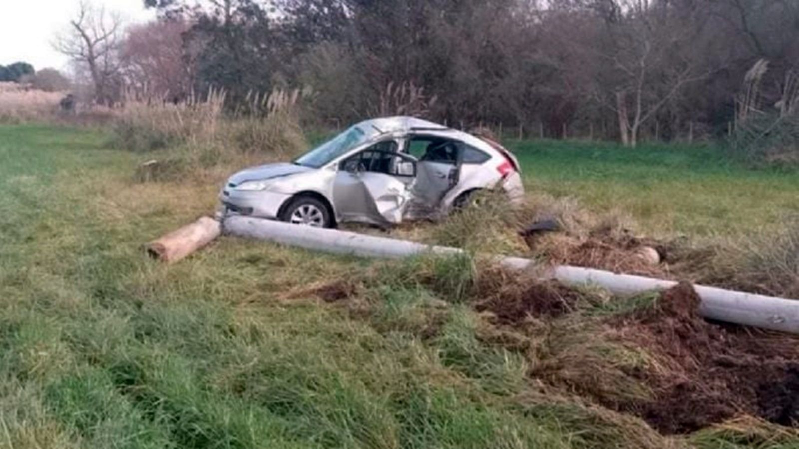 Trágico accidente en ruta 88: un hombre murió al chocar contra un poste de luz