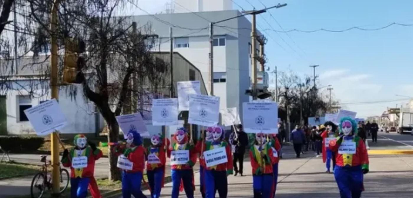 Trabajadores de un municipio bonaerense se disfrazaron de payasos para reclamar aumento de sueldos
