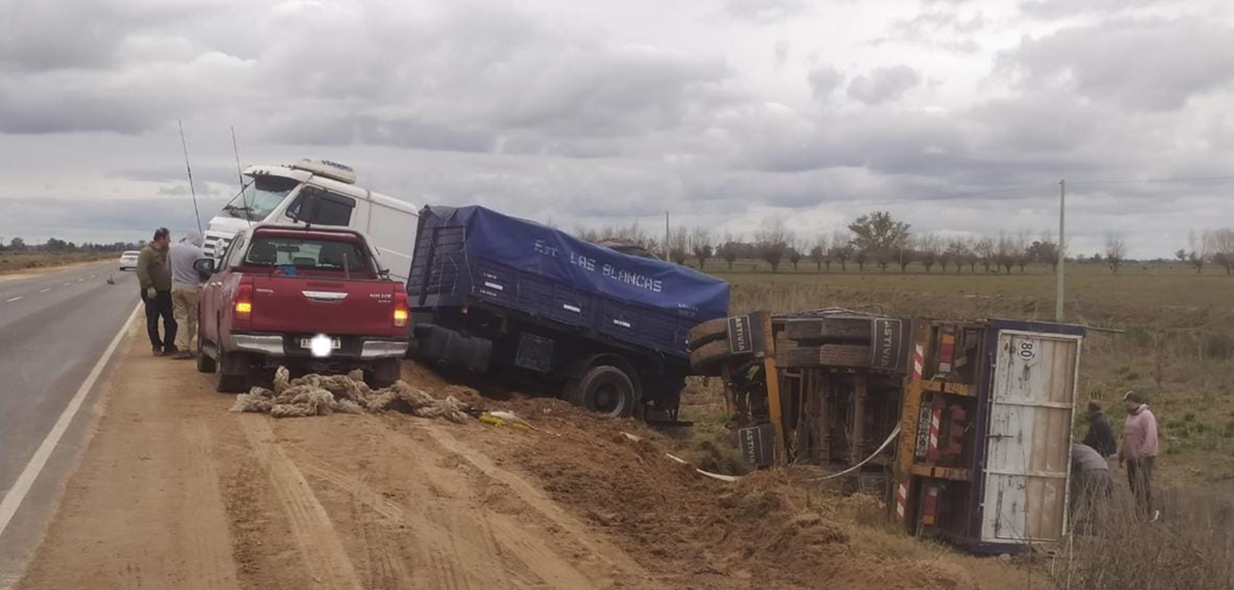 Accidente en ruta 29: camión despista y vuelca el acoplado cerca de ranchos