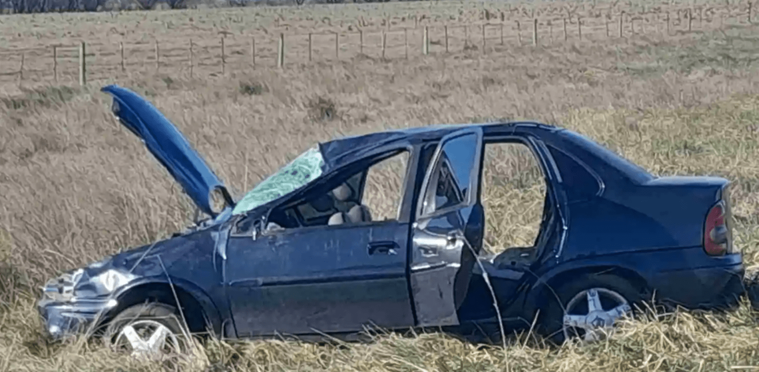 Vacaciones truncadas: familia resulta herida al volcar su auto en la ruta 30