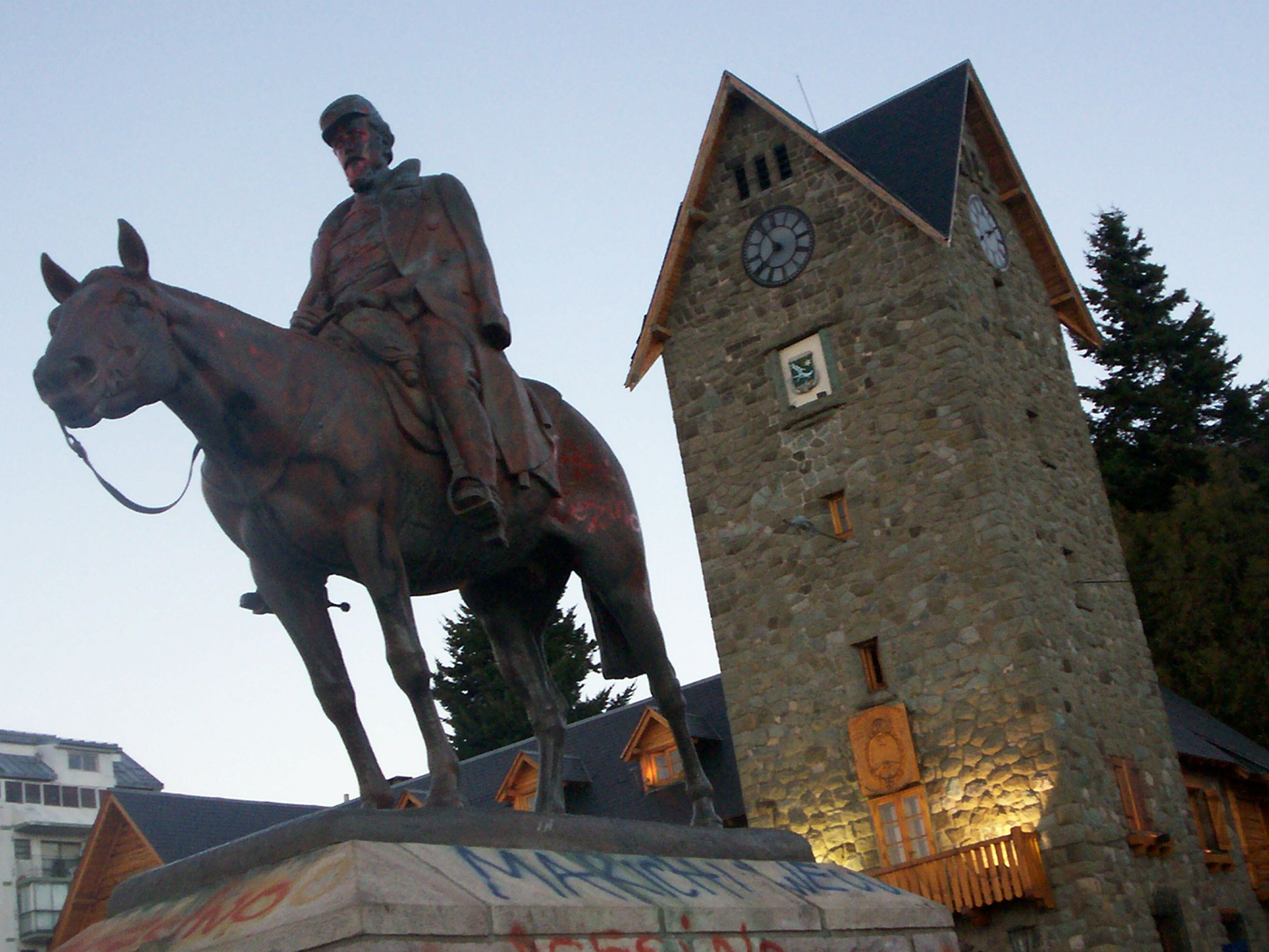 Monumento_ecuestre_a_Julio_Argentino_Roca_(Centro_Cívico_de_Bariloche).