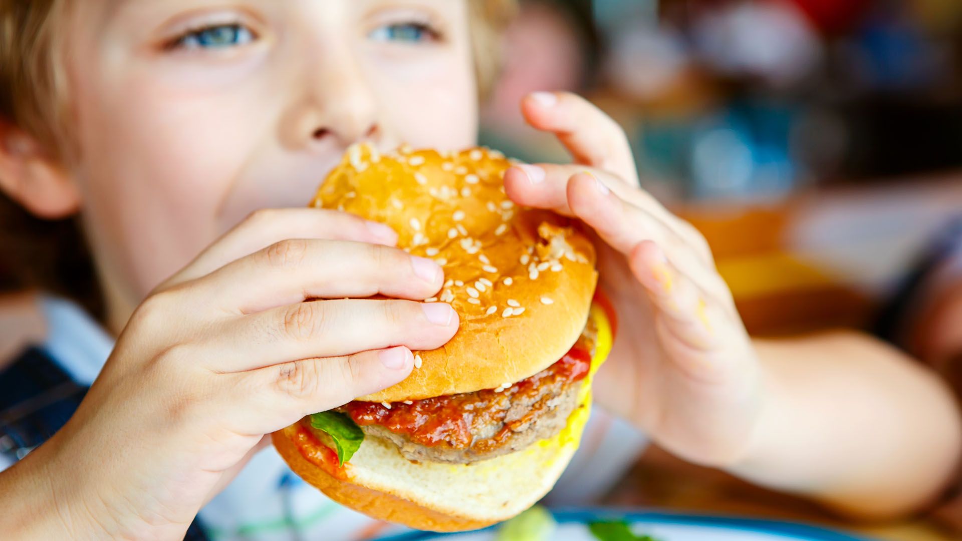 Nene comiendo hamburguesa - Síndrome urémico hemolítico