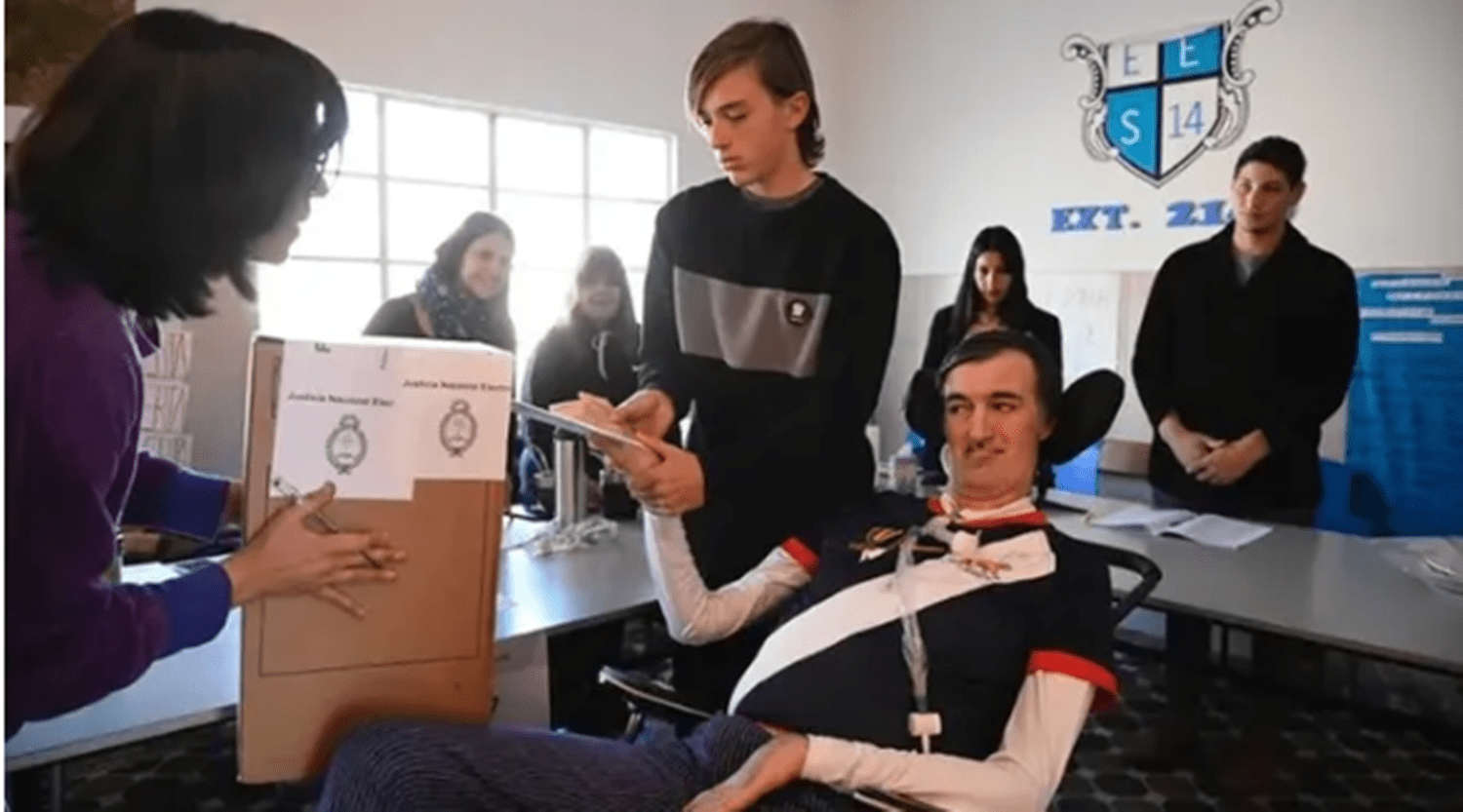 Esteban bullrich viajó a junín y votó acompañado de su hijo