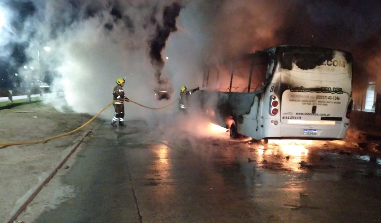 Voraz incendio arrasa con un minibús destruyéndolo totalmente