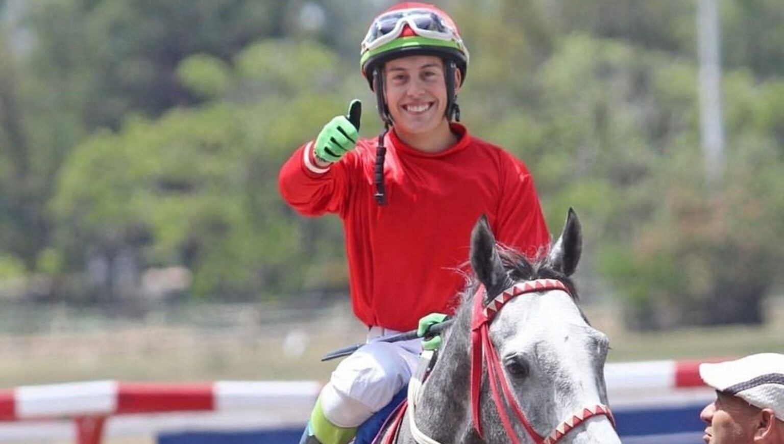 Piden cadena de oración por joven jockey de maipú que sufrió una caída en el hipódromo de la plata